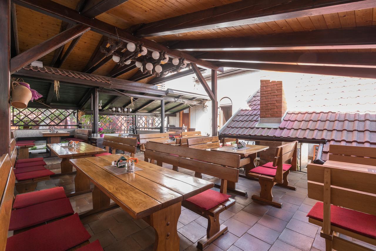 Restaurace A Penzion U Doubků Břeclav Esterno foto