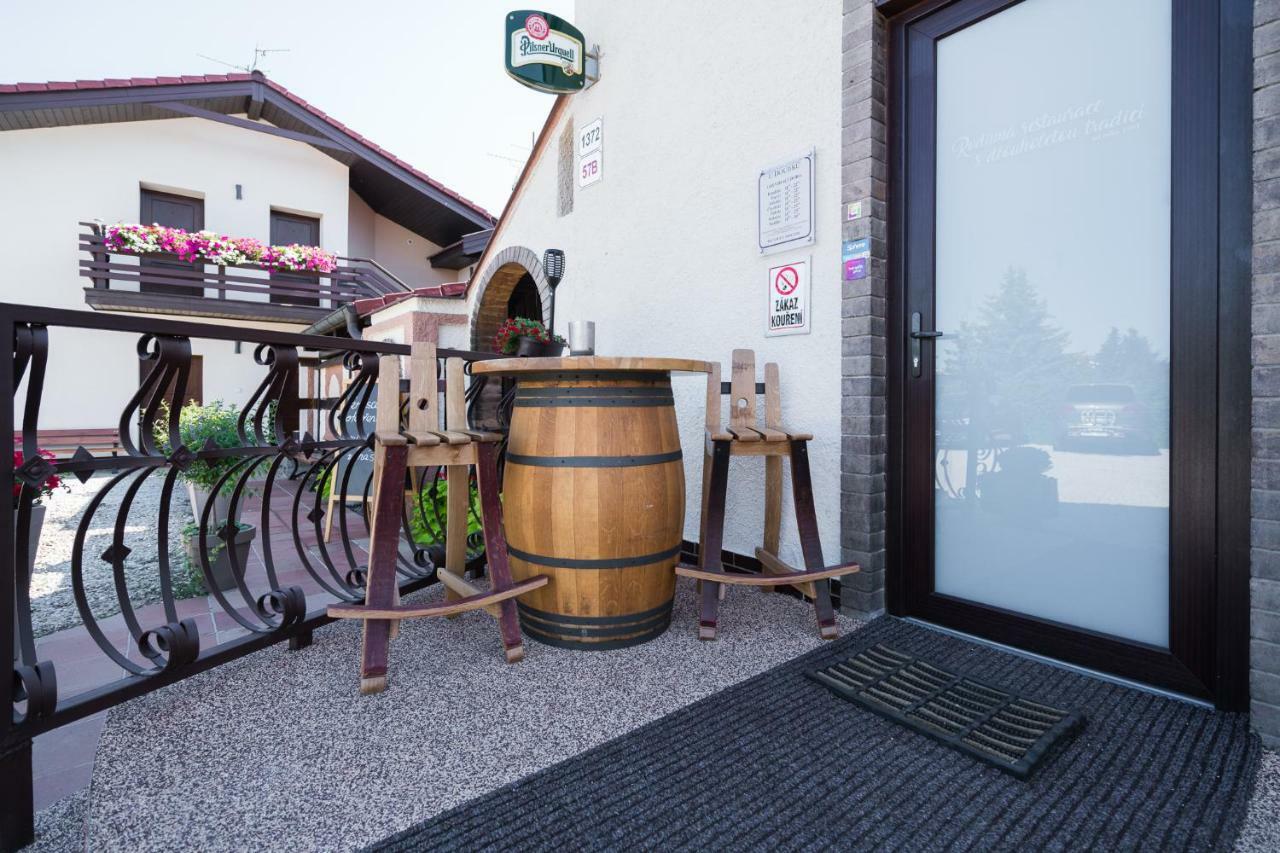 Restaurace A Penzion U Doubků Břeclav Esterno foto