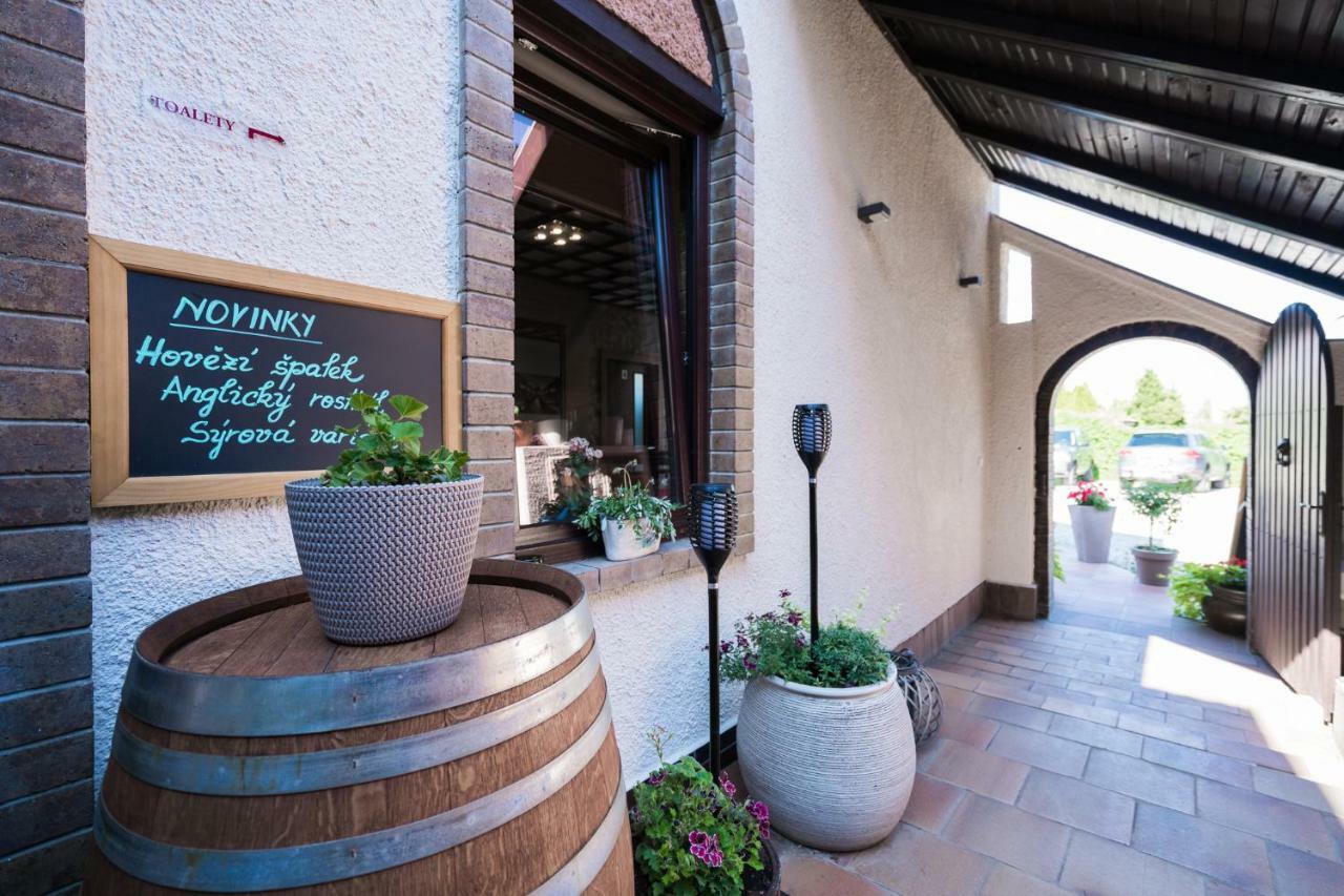 Restaurace A Penzion U Doubků Břeclav Esterno foto